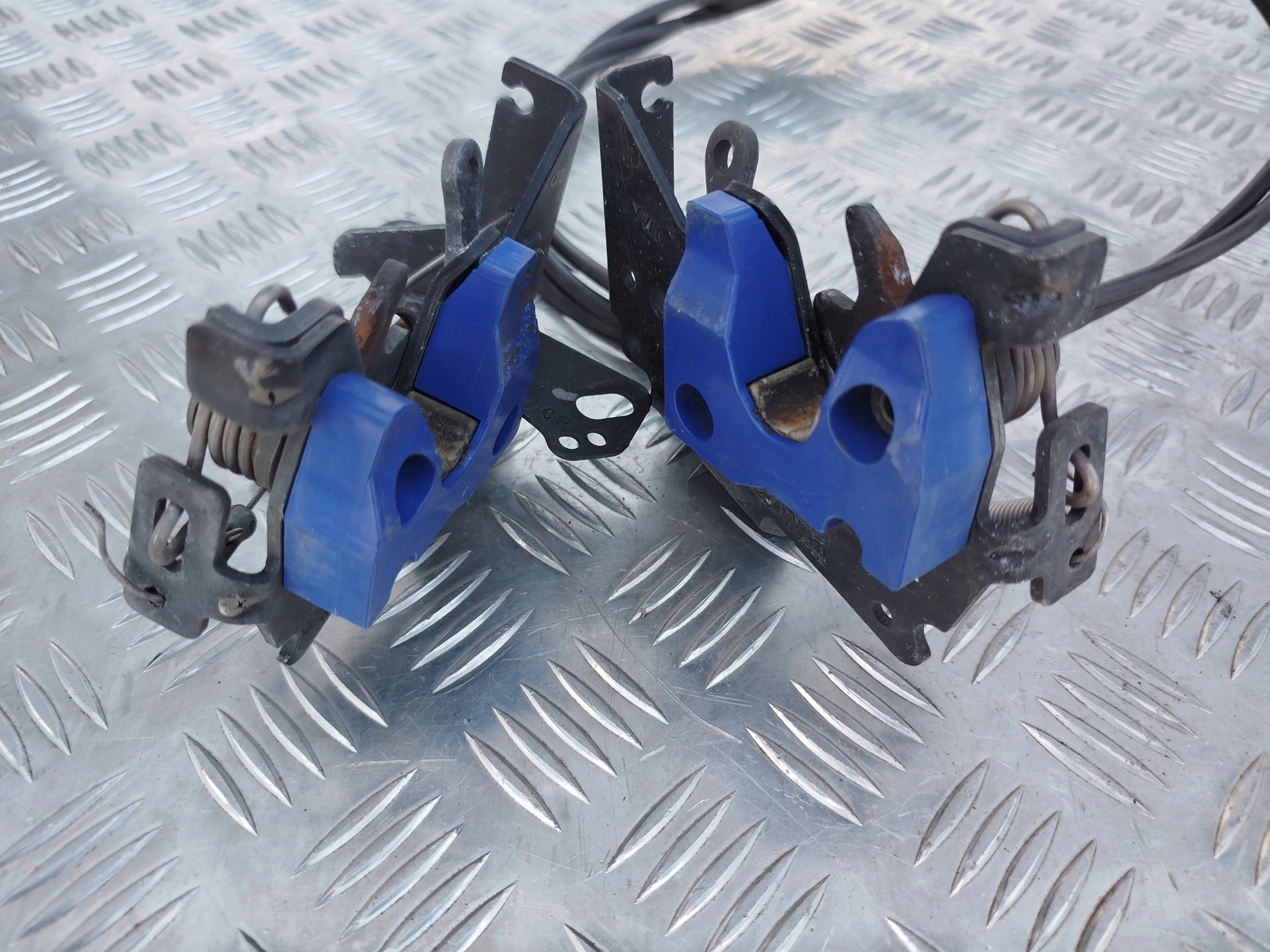 ZAMEK + LINKA ATRAPY MASKI PRZEDNIEJ SCANIA STREAMLINE