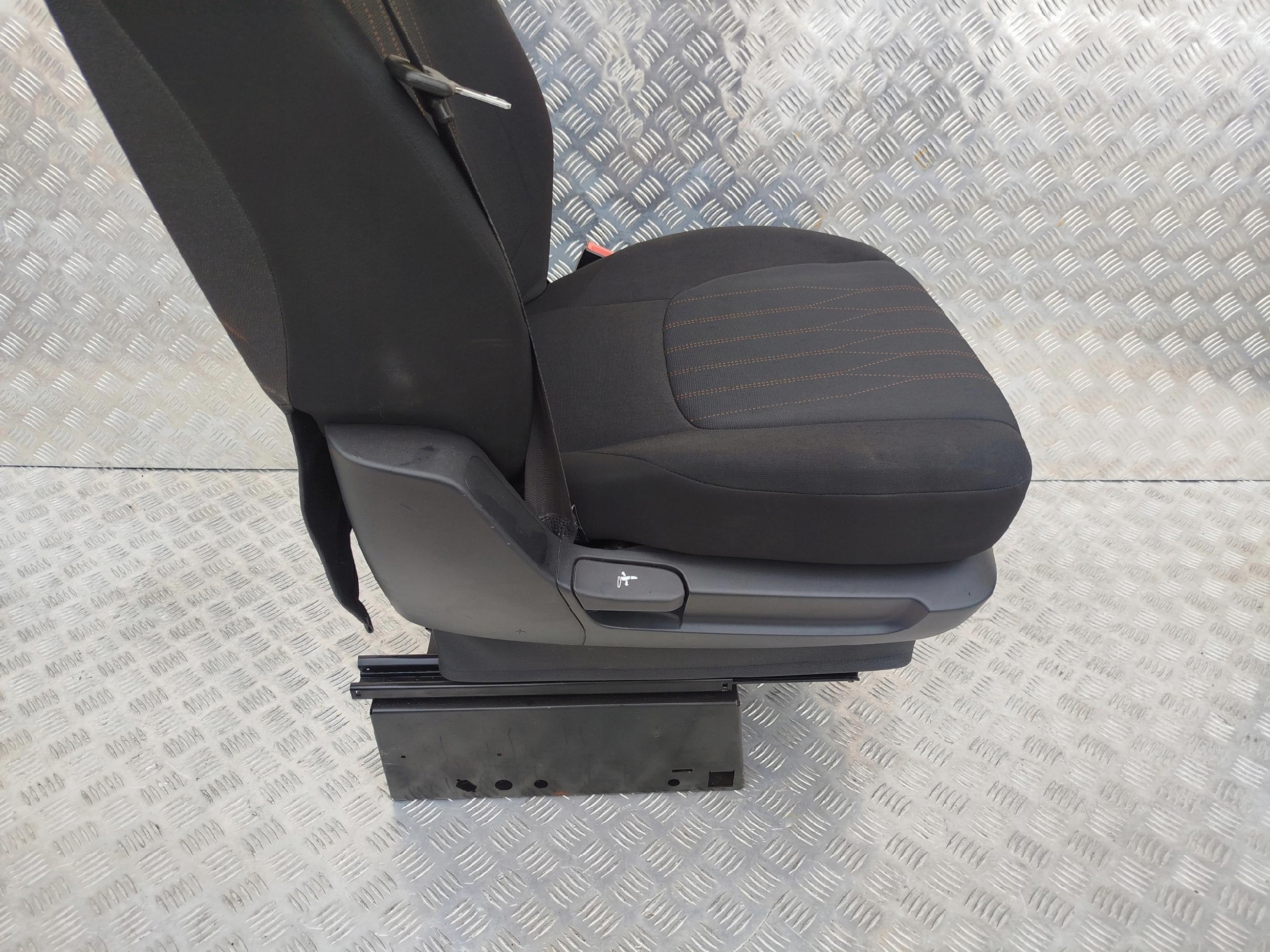 FOTEL PASAŻERA SZTYWNY DAF XF 106 LIFT - obrazek 4