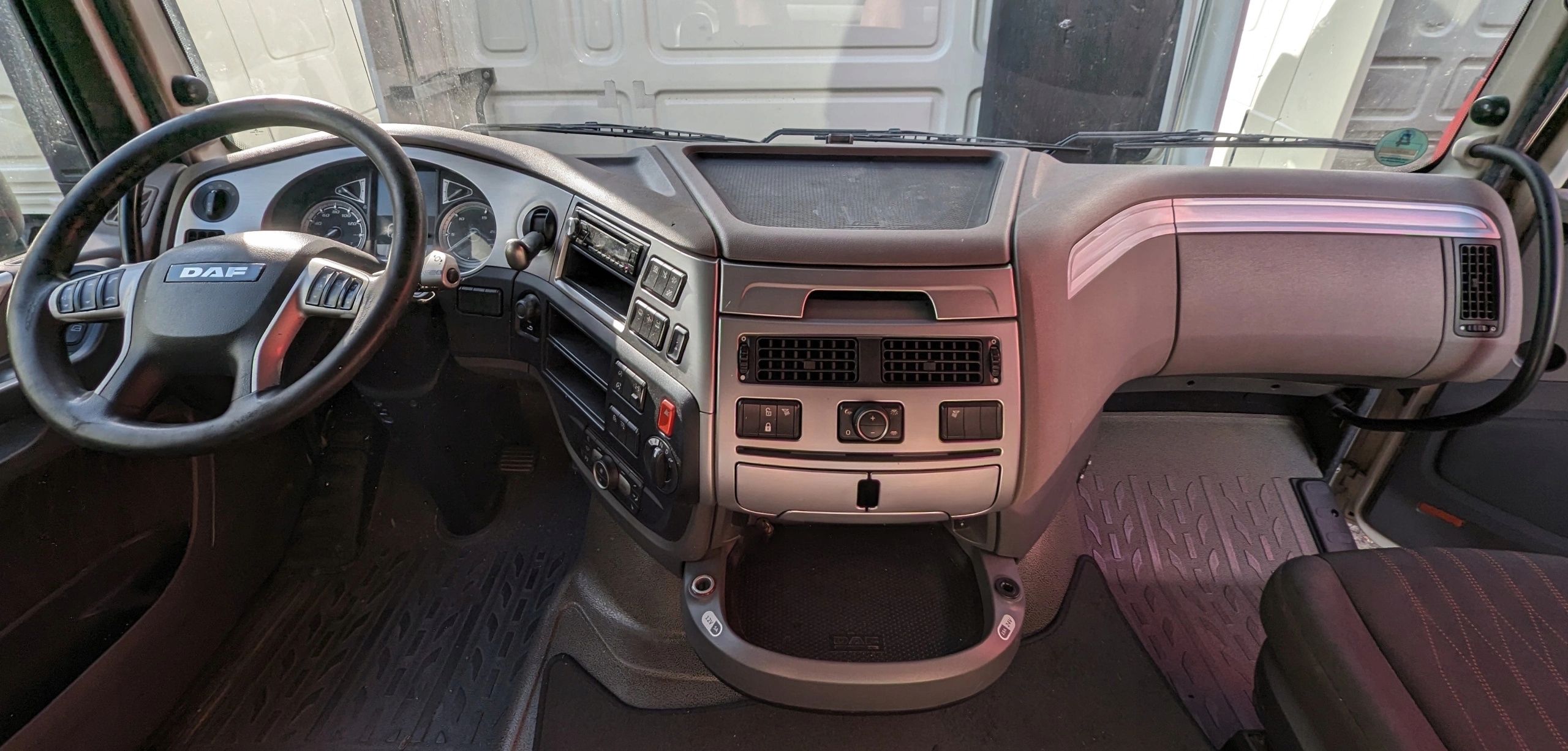 KOKPIT DESKA ROZDZIELCZA KONSOLA DAF XF 106 LIFT