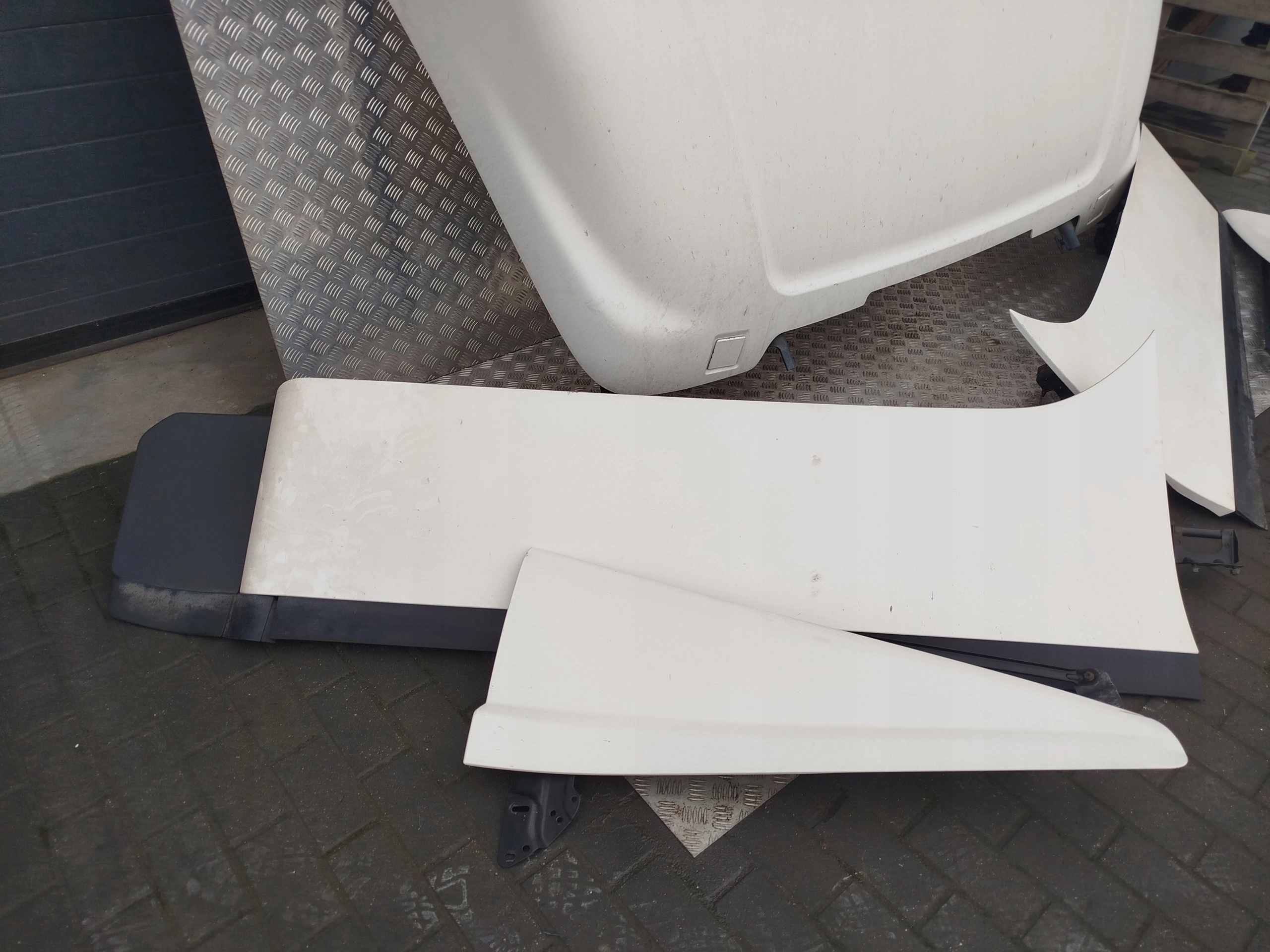 SPOJLERY OWIEWKI ZAKABINOWE SCANIA R STREAMLINE - obrazek 3