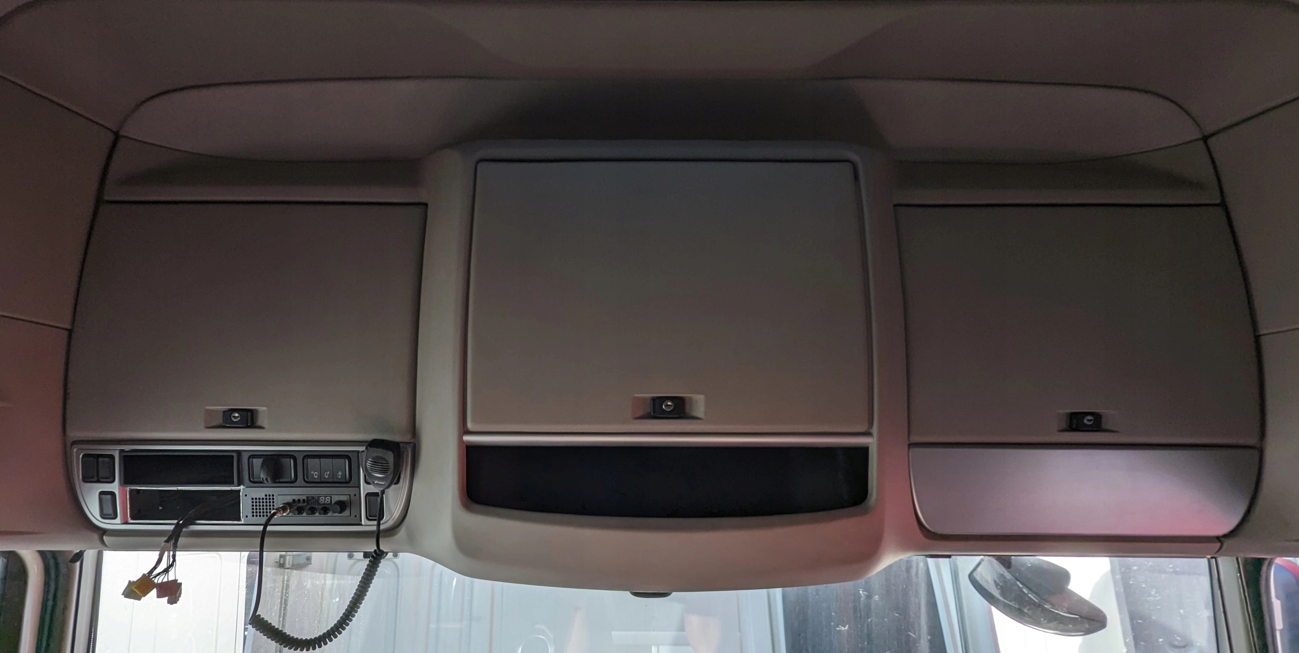 KOKPIT GÓRNY SCHOWKI PÓŁKI DAF XF 106 LIFT