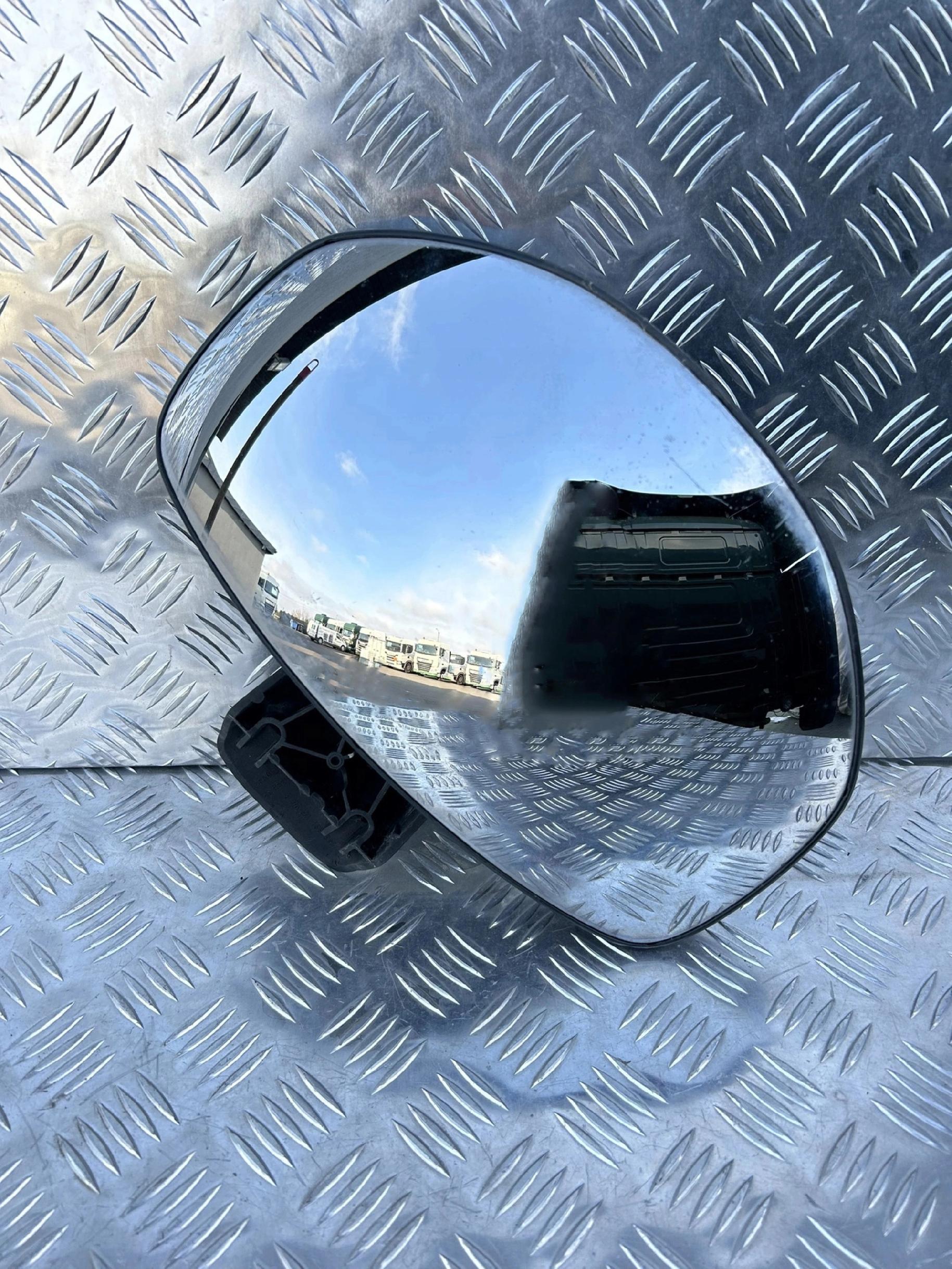 LUSTERKO ZEWNĘTRZNE KRAWEŻNIKOWE SCANIA R