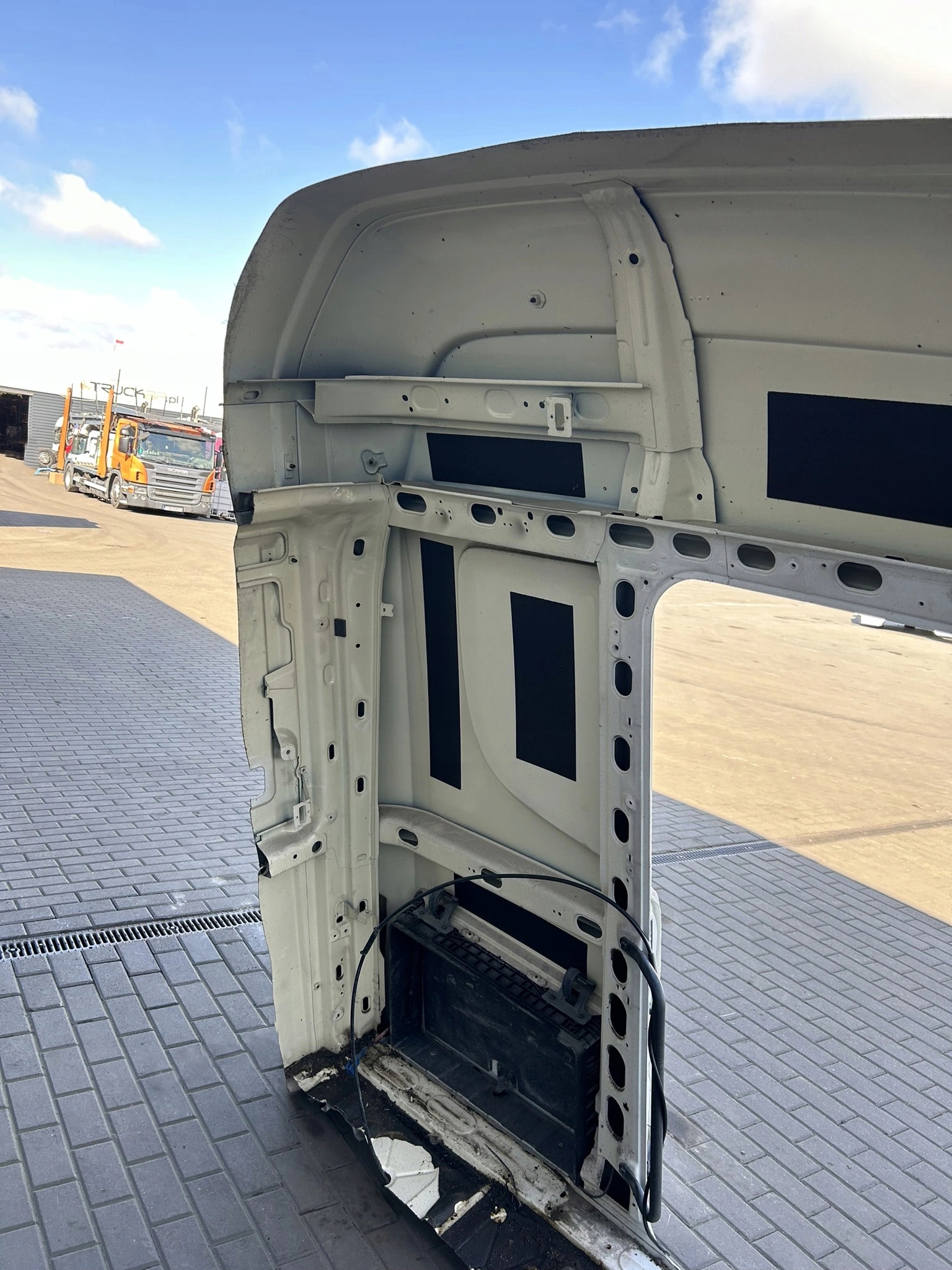 BOK KABINY DUŻY SCHOWEK SCANIA R HIGHLINE - obrazek 4