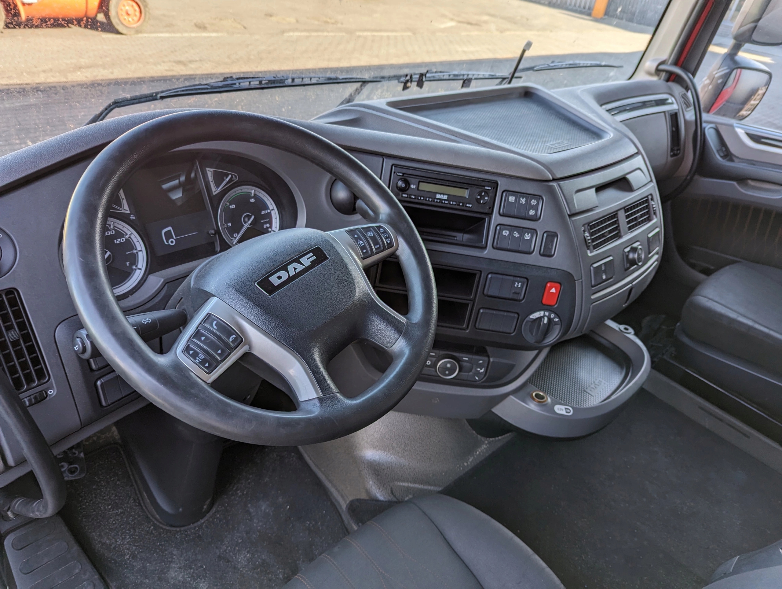 KABINA DAF XF 106 LIFT - obrazek 9