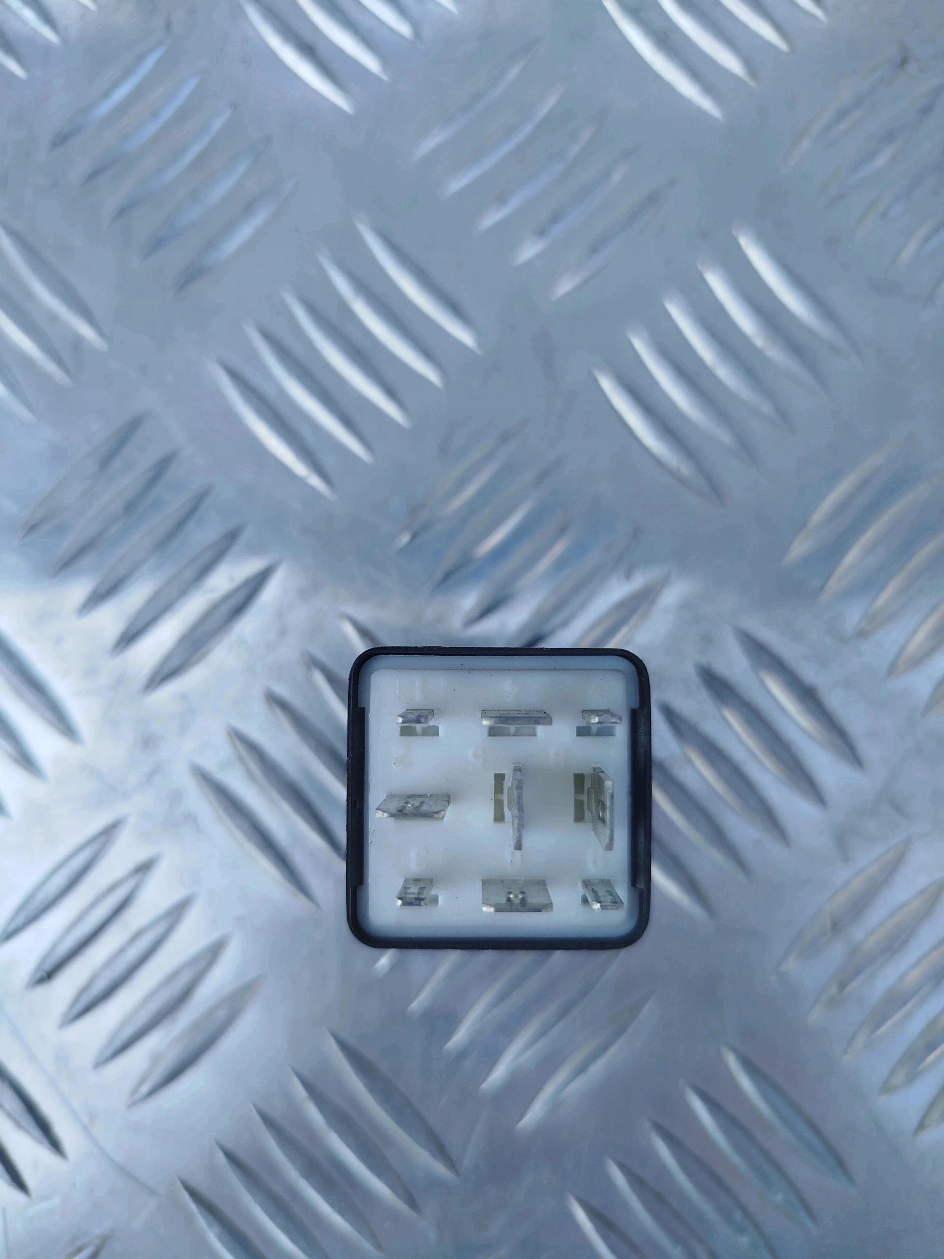 PRZEKAŹNIK ŚWIATEŁ MIJANIA INTERIOR LIGHT SCANIA 1722504 - obrazek 2