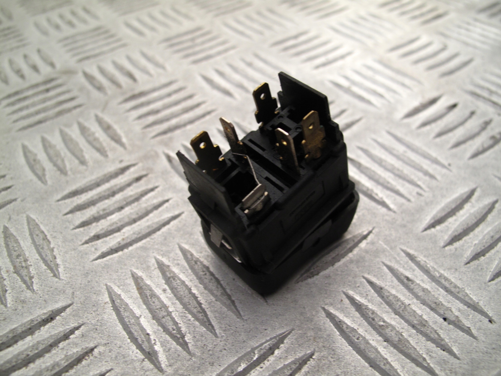 WŁĄCZNIK PRZEŁĄCZNIK KOKPITU Z BLOKADĄ SCANIA 124 - obrazek 2