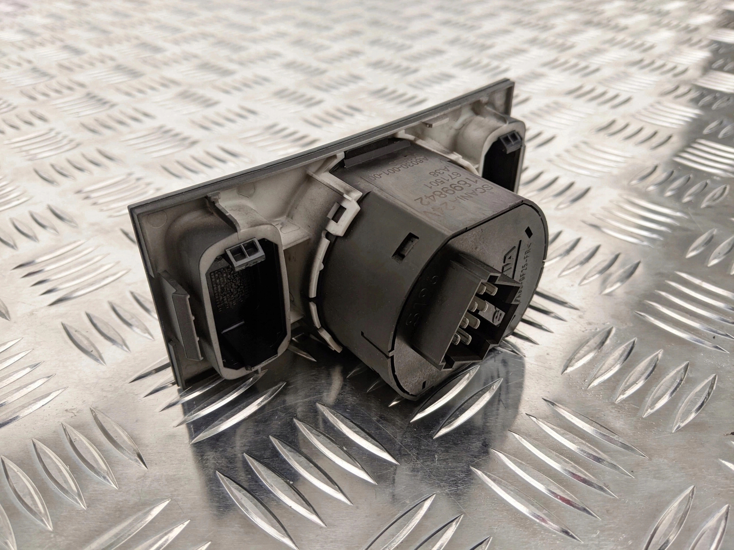 WŁĄCZNIK BLOKADY MOSTU SCANIA R - obrazek 4