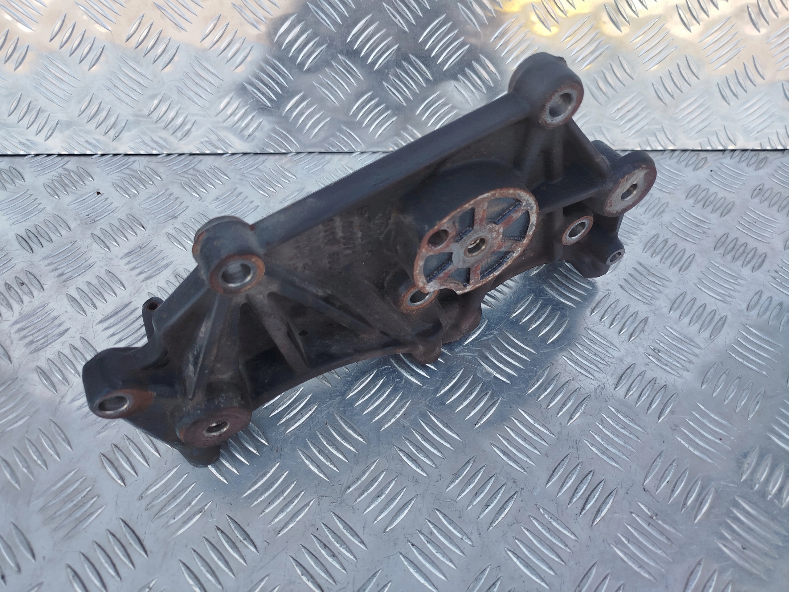 WSPORNIK PODSTAWA ALTERNATORA SCANIA NTG - obrazek 2