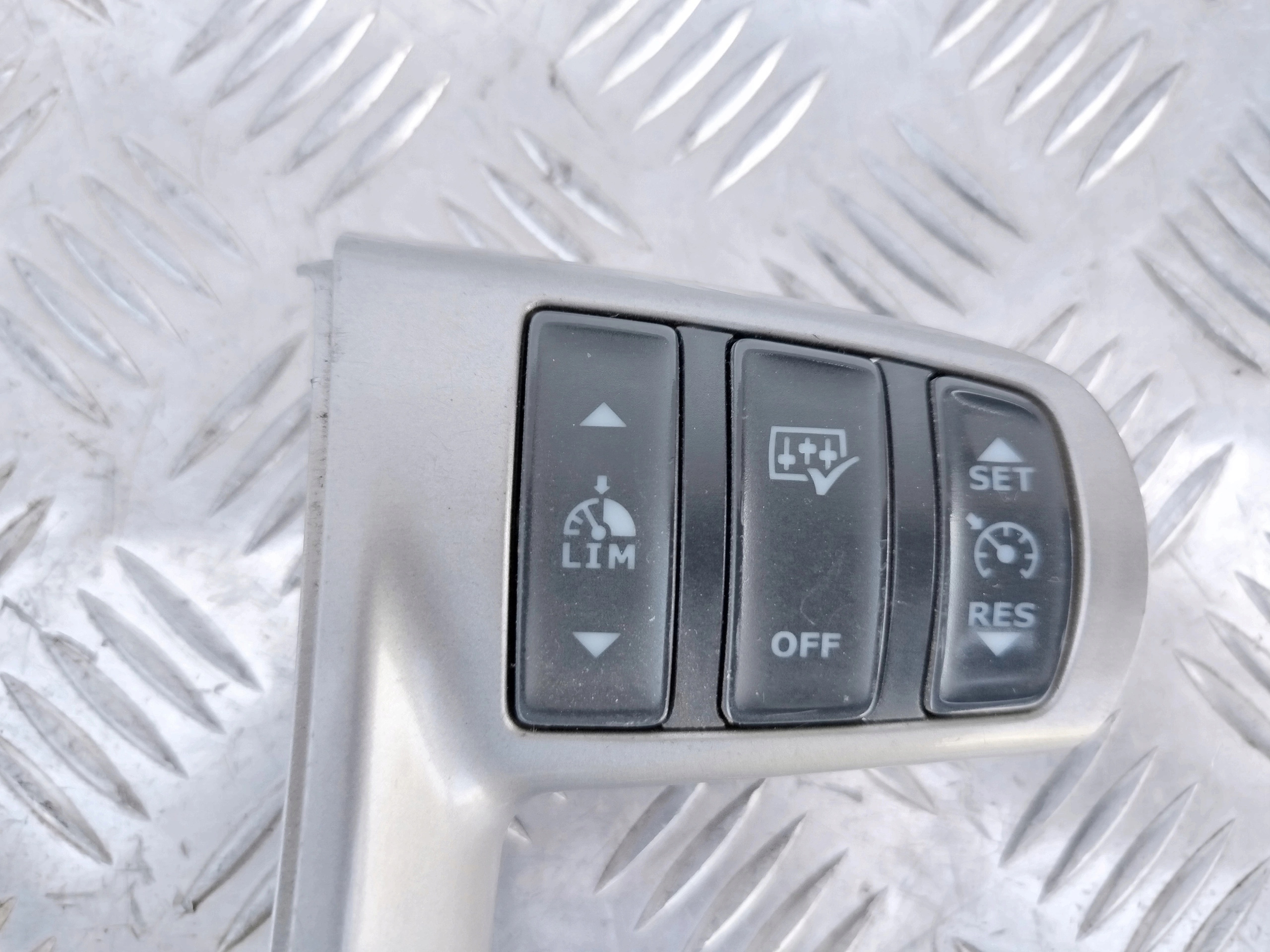 PRZYCISKI KIEROWNICY DAF XF 106 LIFT - obrazek 3