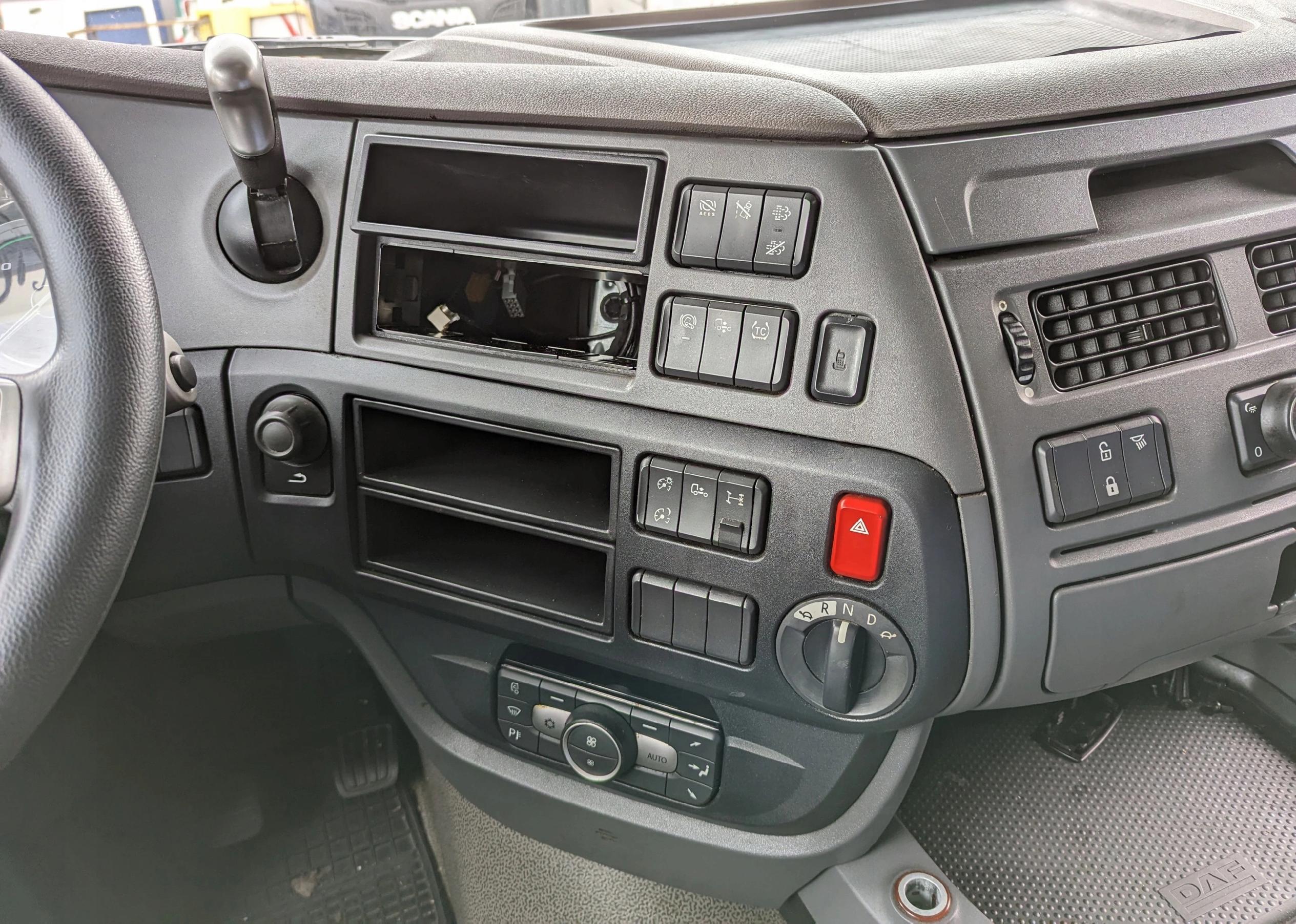 KOKPIT DESKA ROZDZIELCZA KONSOLA DAF XF 106 - obrazek 2