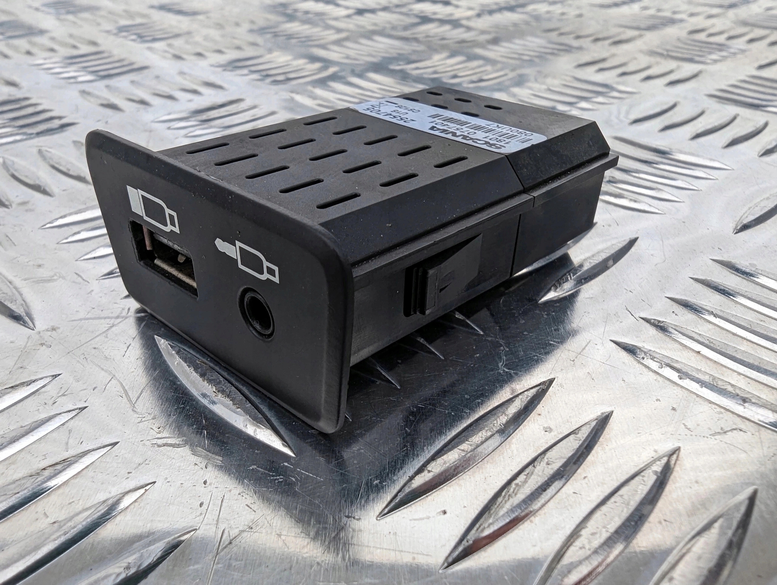 PANEL GNIAZDO AUX USB SCANIA NTG - obrazek 3
