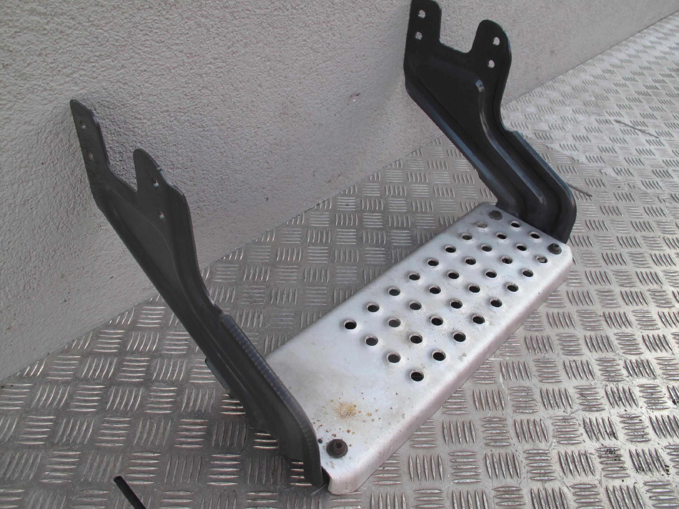 STOPIEŃ Z MOCOWANIAMI WEJŚCIA DO KABINY SCANIA R S - obrazek 3