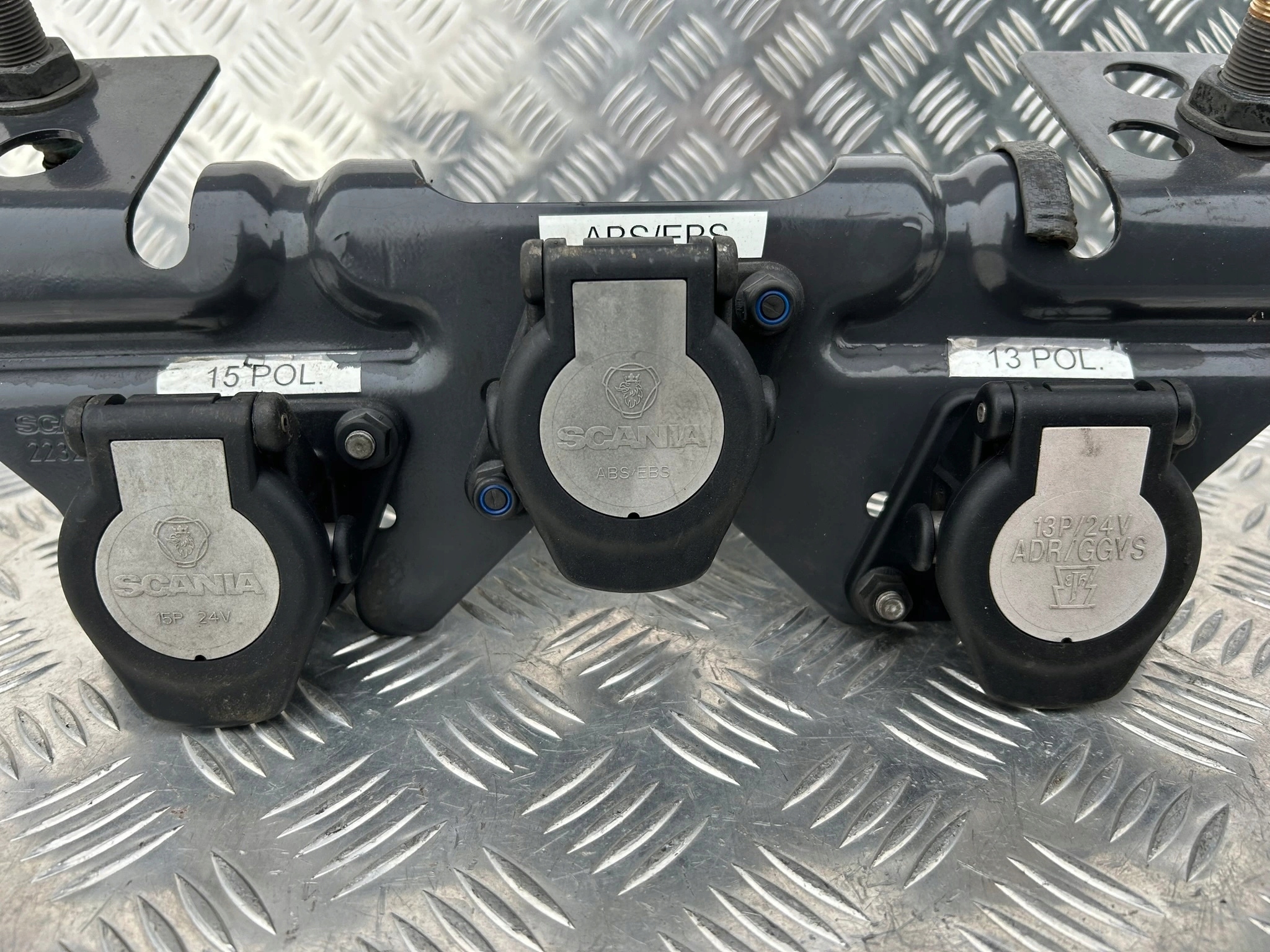 WSPORNIK GNIAZDA PRZEWODÓW SCANIA NEXT GEN NTG - obrazek 2