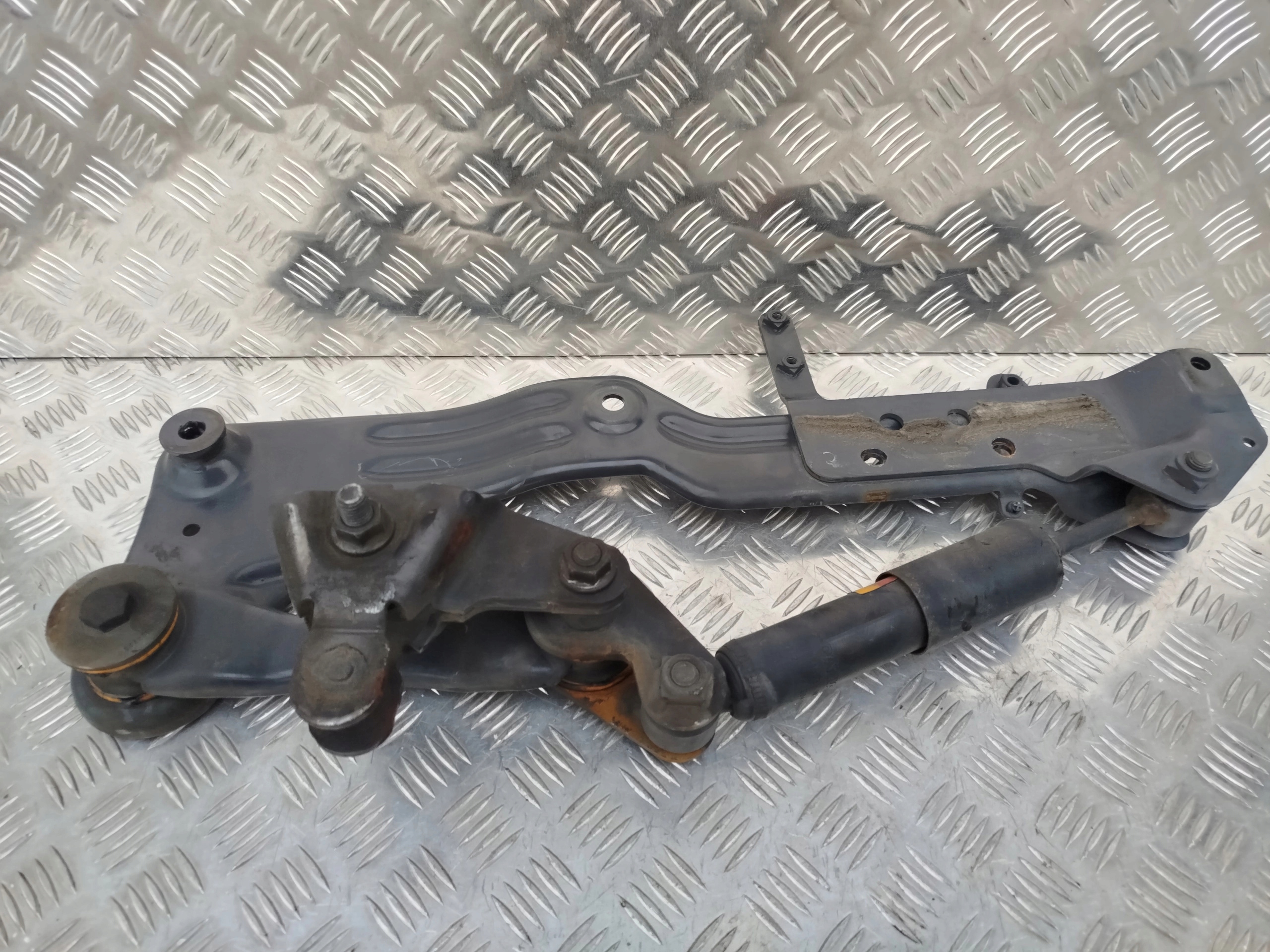 WSPORNIK ZAWIESZENIA LEWY KABINY SCANIA R NTG - obrazek 2