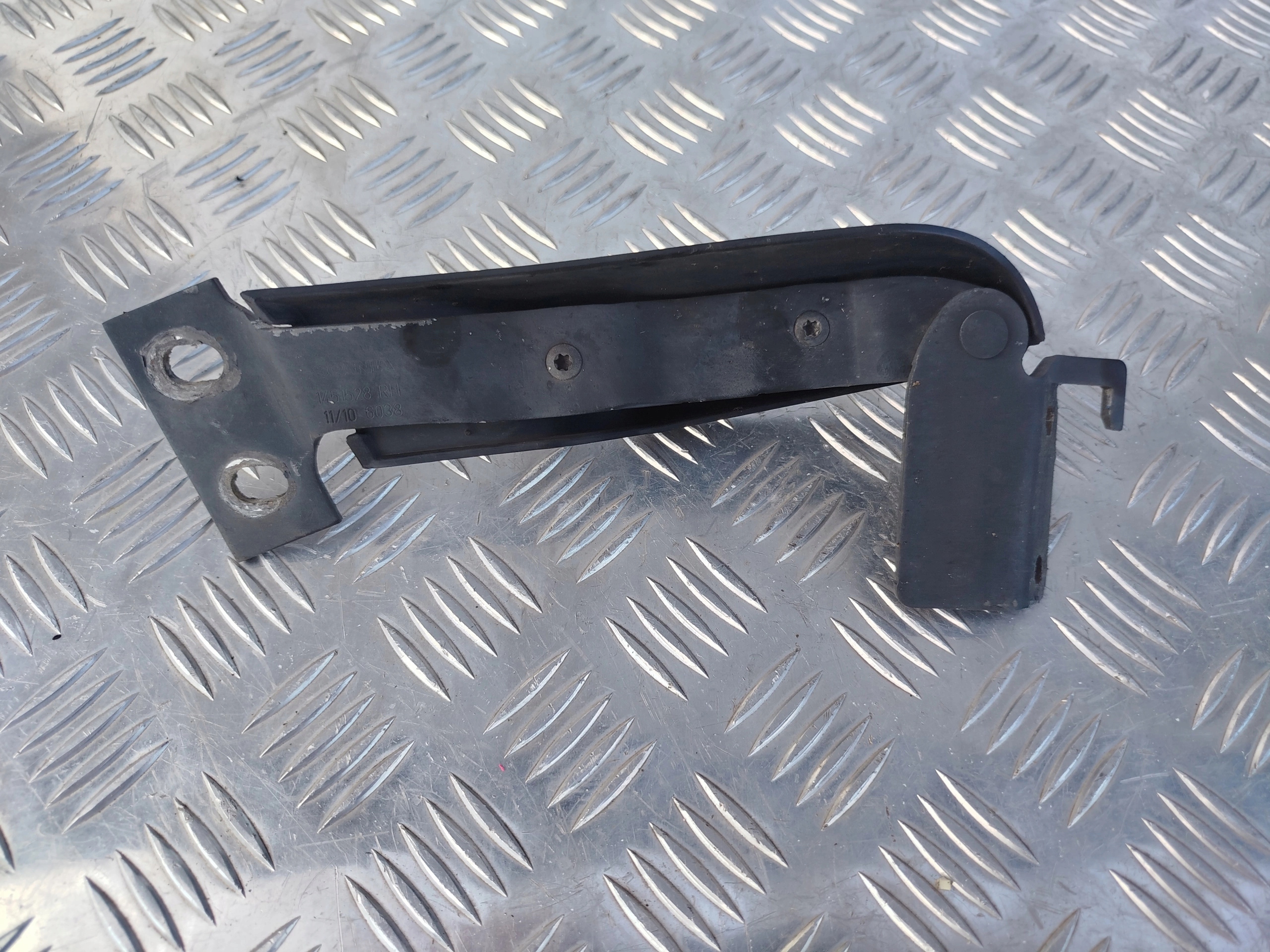 ZAWIAS ATRAPY PRAWY SCANIA R