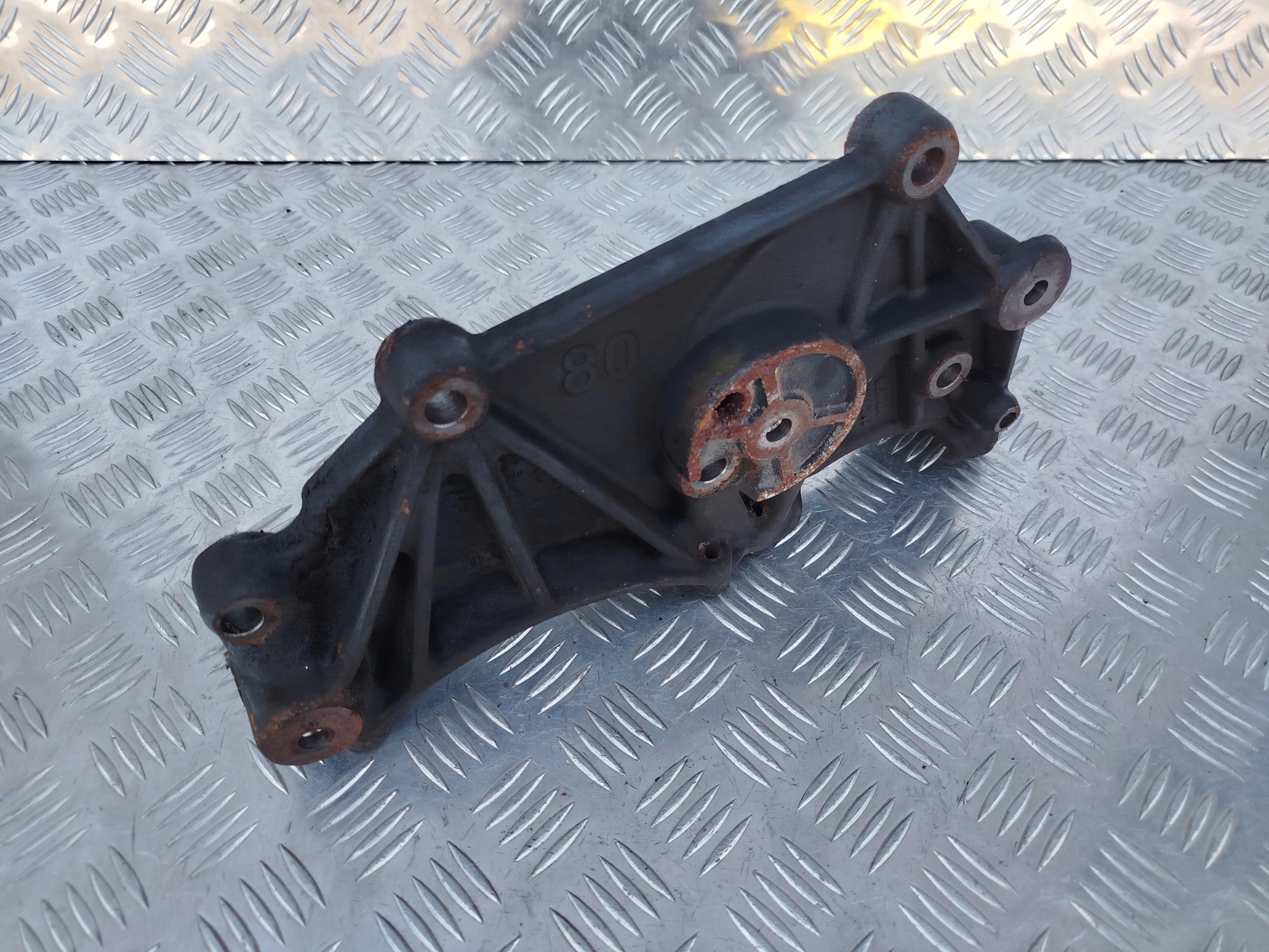 WSPORNIK PODSTAWA ALTERNATORA SCANIA NTG - obrazek 6