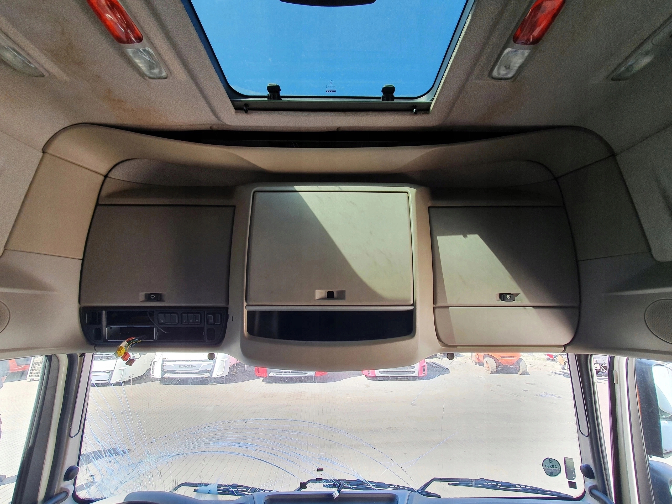 WNĘTRZE ŚRODEK KABINY DAF XF 106 SSC - obrazek 4