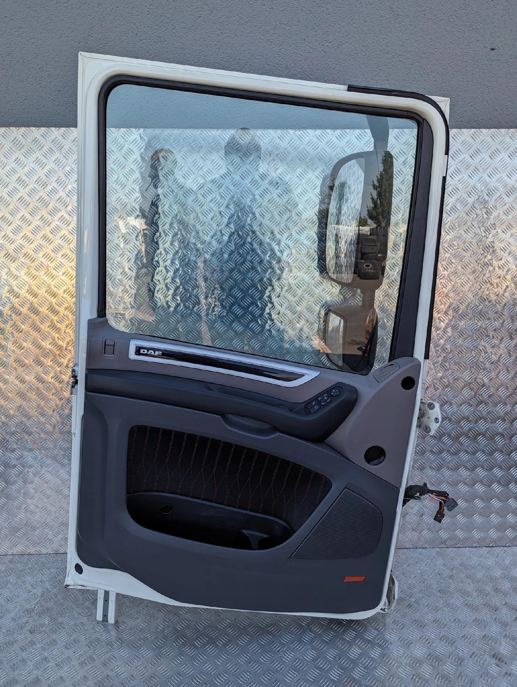 DRZWI KOMPLETNE LEWE DAF XF 106 LIFT - obrazek 2