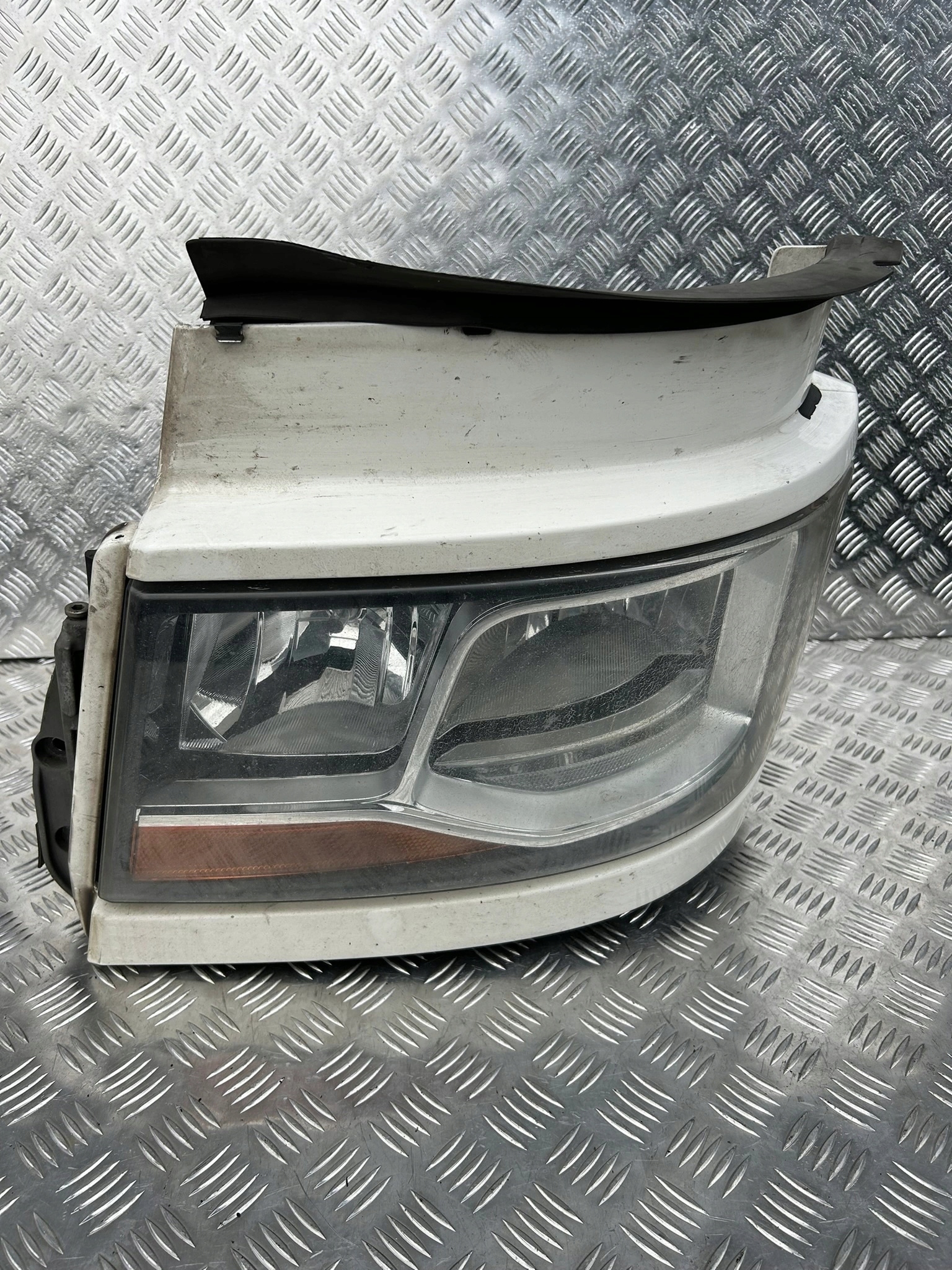 REFLEKTOR LAMPA H7 ŚWIATŁA DZIENNE LED LEWY Z RAMKĄ SCANIA NEXT GEN NTG