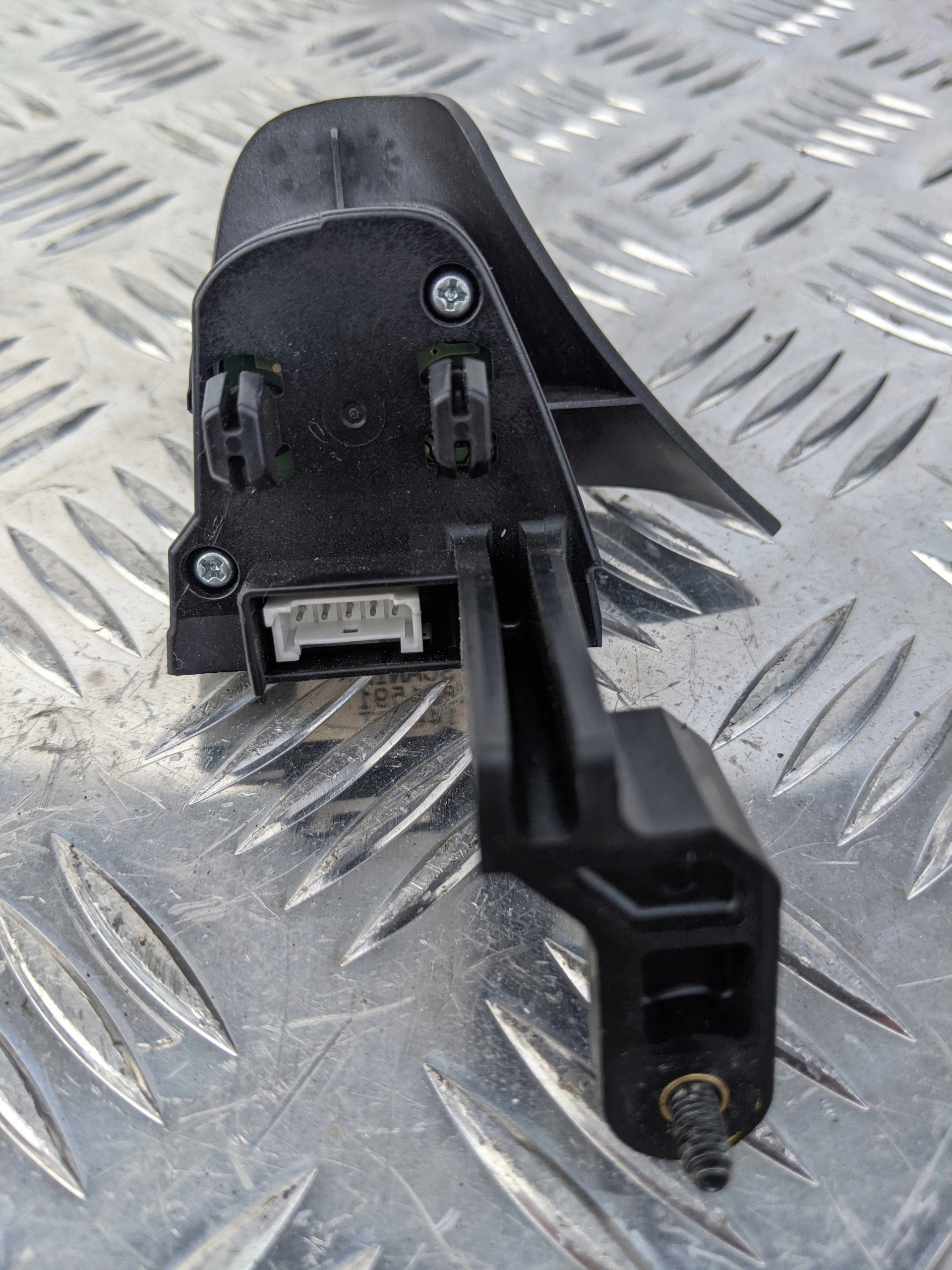 PRZYCISKI STEROWANIA W KIEROWNICY SCANIA R - obrazek 2