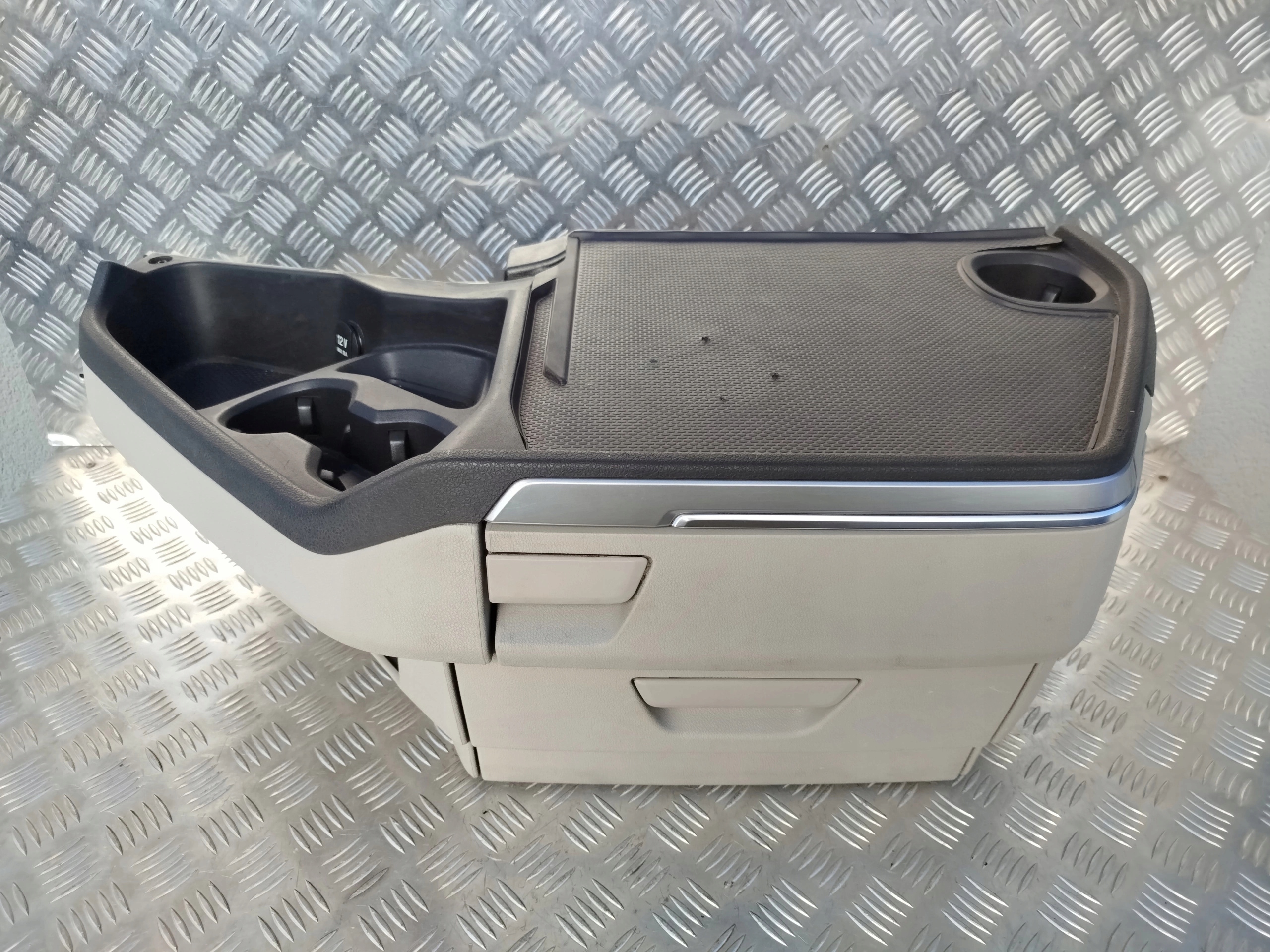 PÓŁKA SZUFLADA KOKPITU NA TUNEL ŚRODKOWY SCANIA R NTG