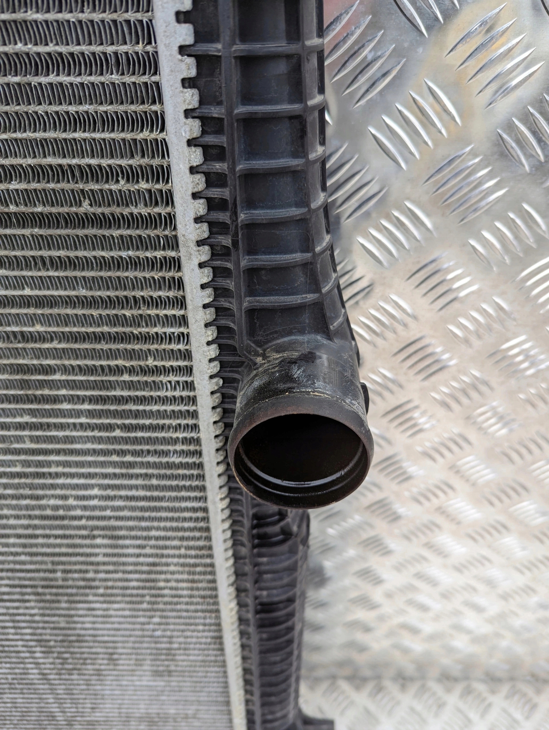 CHŁODNICA WODY PŁYNU CHŁODZĄCEGO SCANIA S NTG - obrazek 3