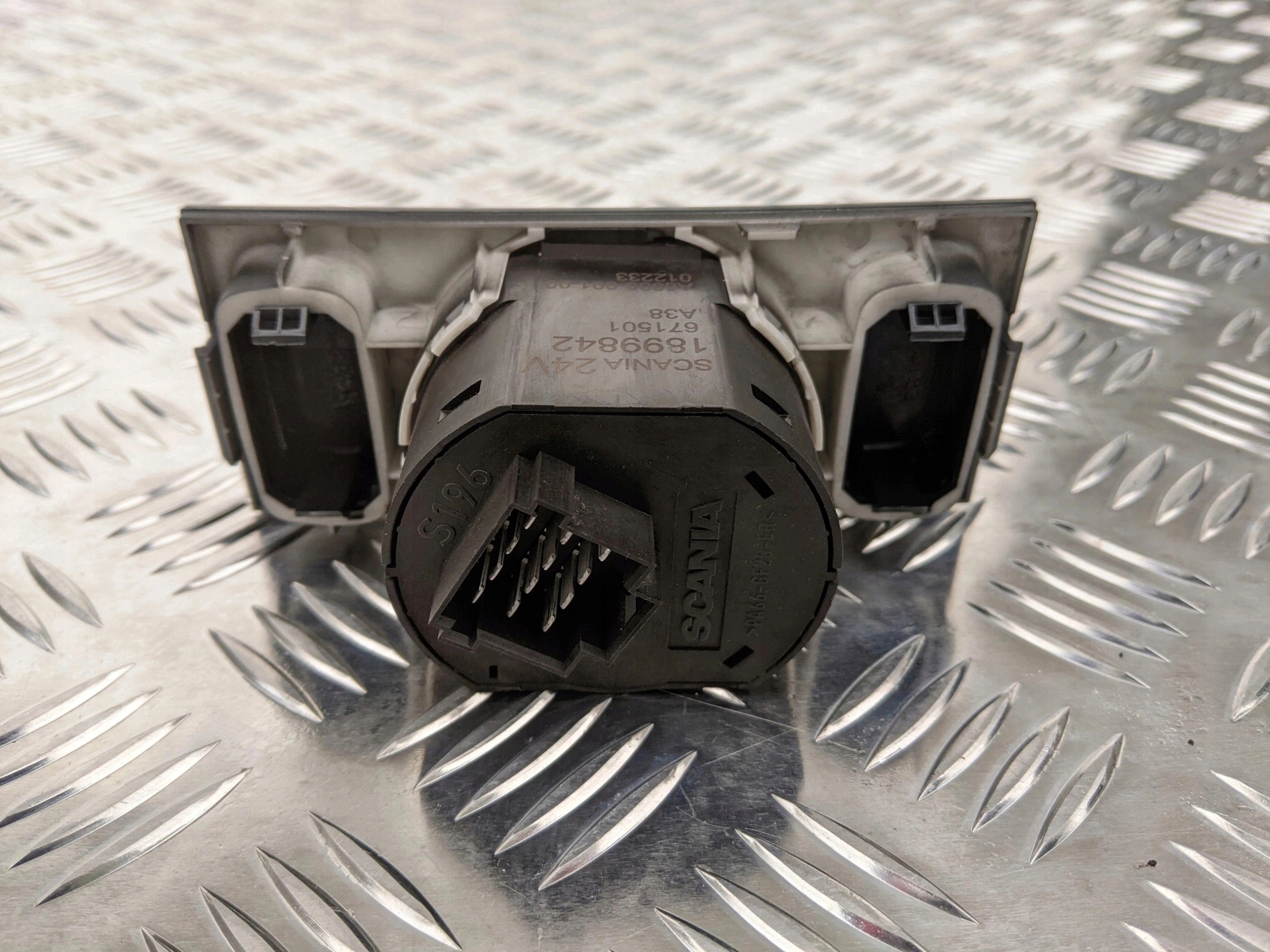 WŁĄCZNIK BLOKADY MOSTU SCANIA R - obrazek 2