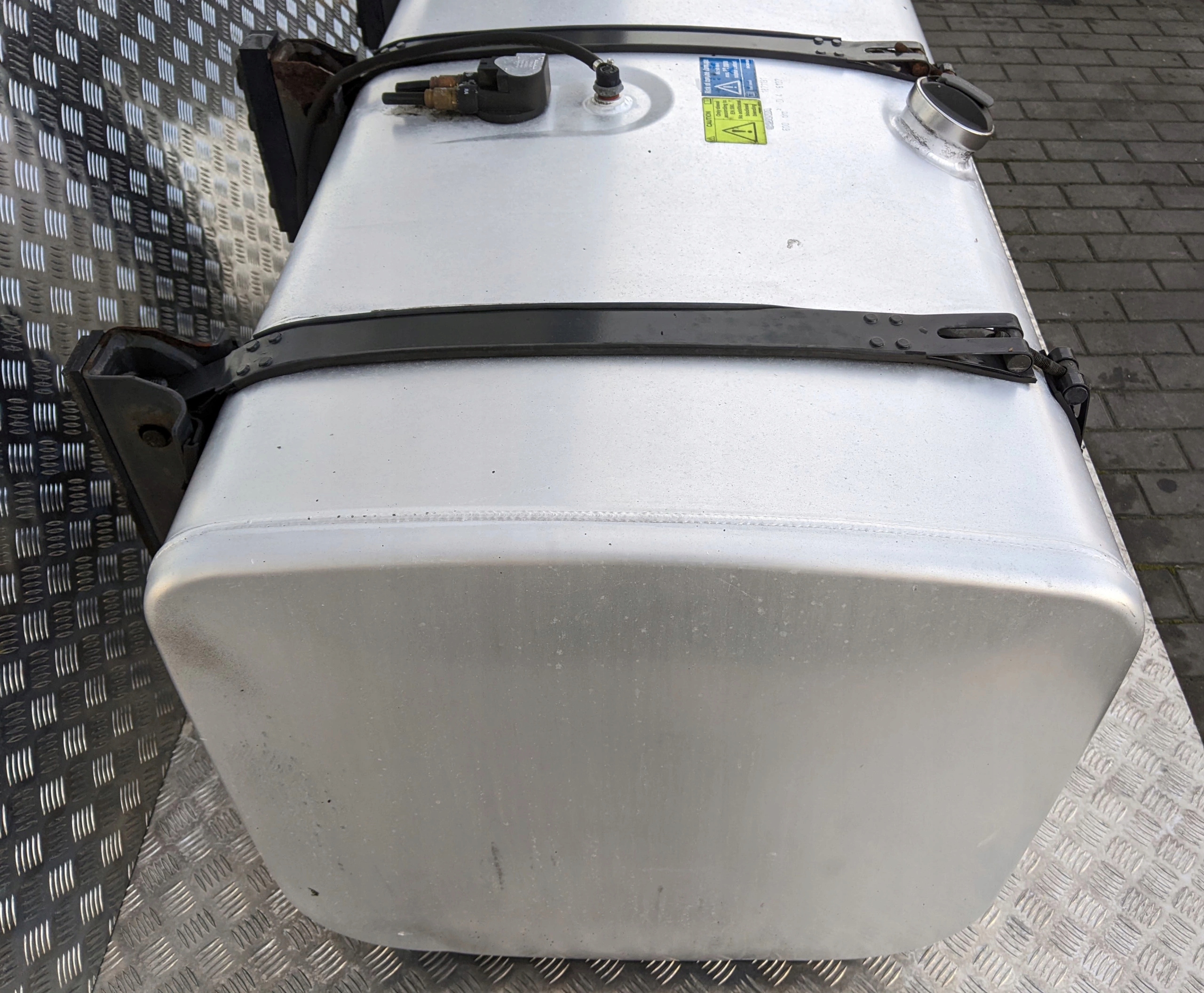 ZBIORNIK PALIWA 600 LITRÓW Z ŁAPAMI SCANIA - obrazek 4