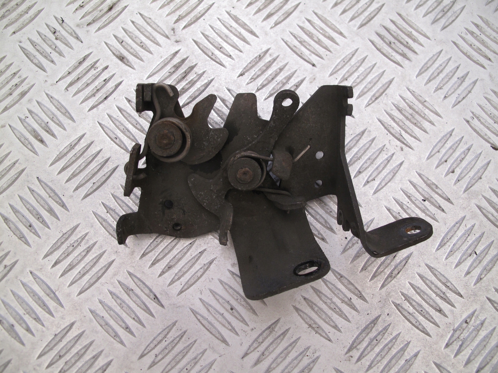 ZAMEK ATRAPY MASKI PRZEDNIEJ STARY TYP SCANIA - obrazek 2