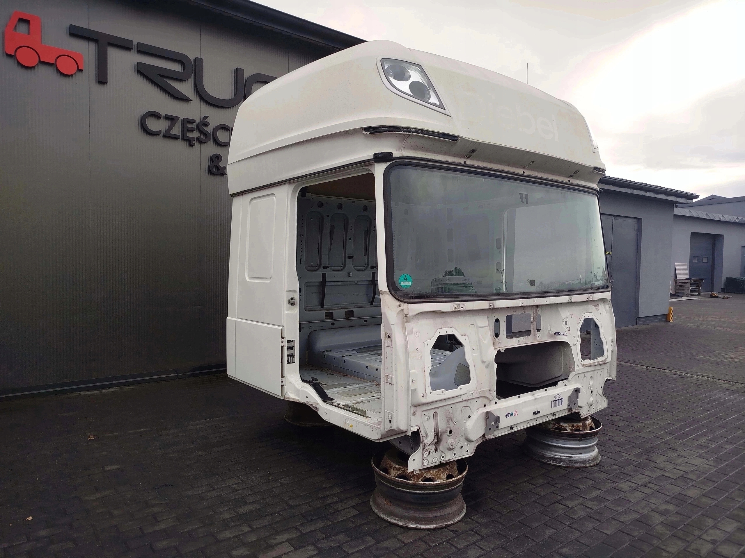 KABINA GOŁA DAF XF 106 LIFT - obrazek 2