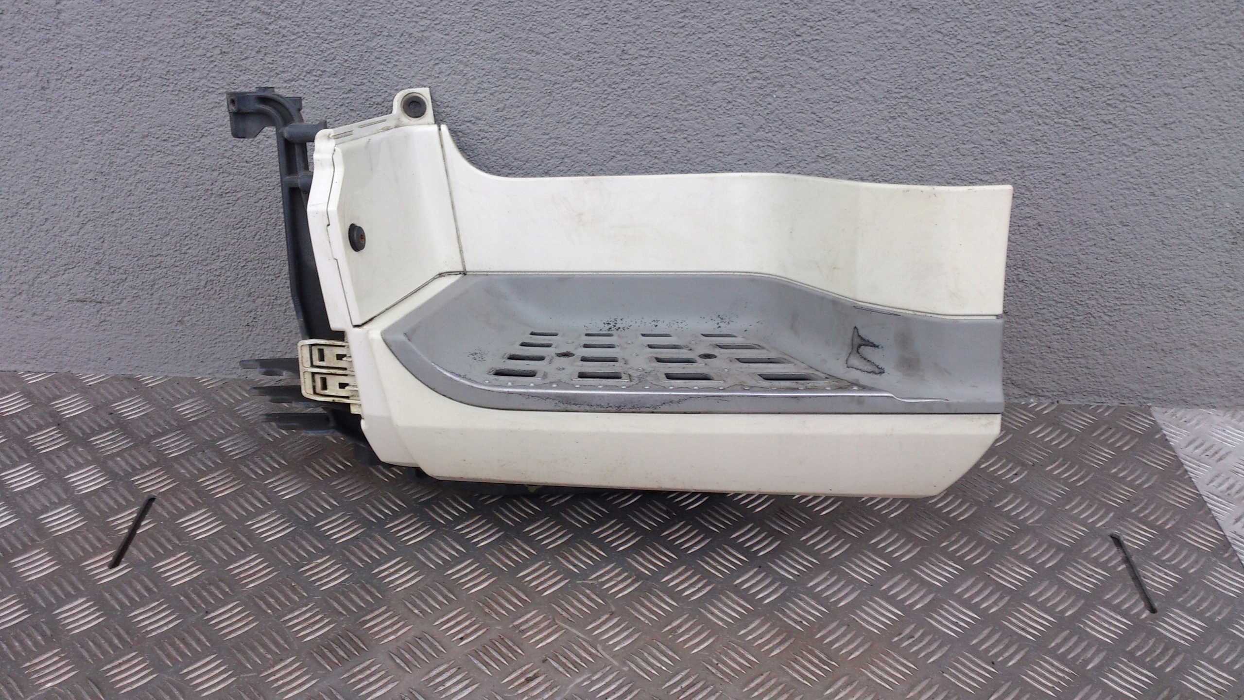 OBUDOWA POSZYCIE STOPNIA DOLNEGO DAF CF EURO 6 - obrazek 2