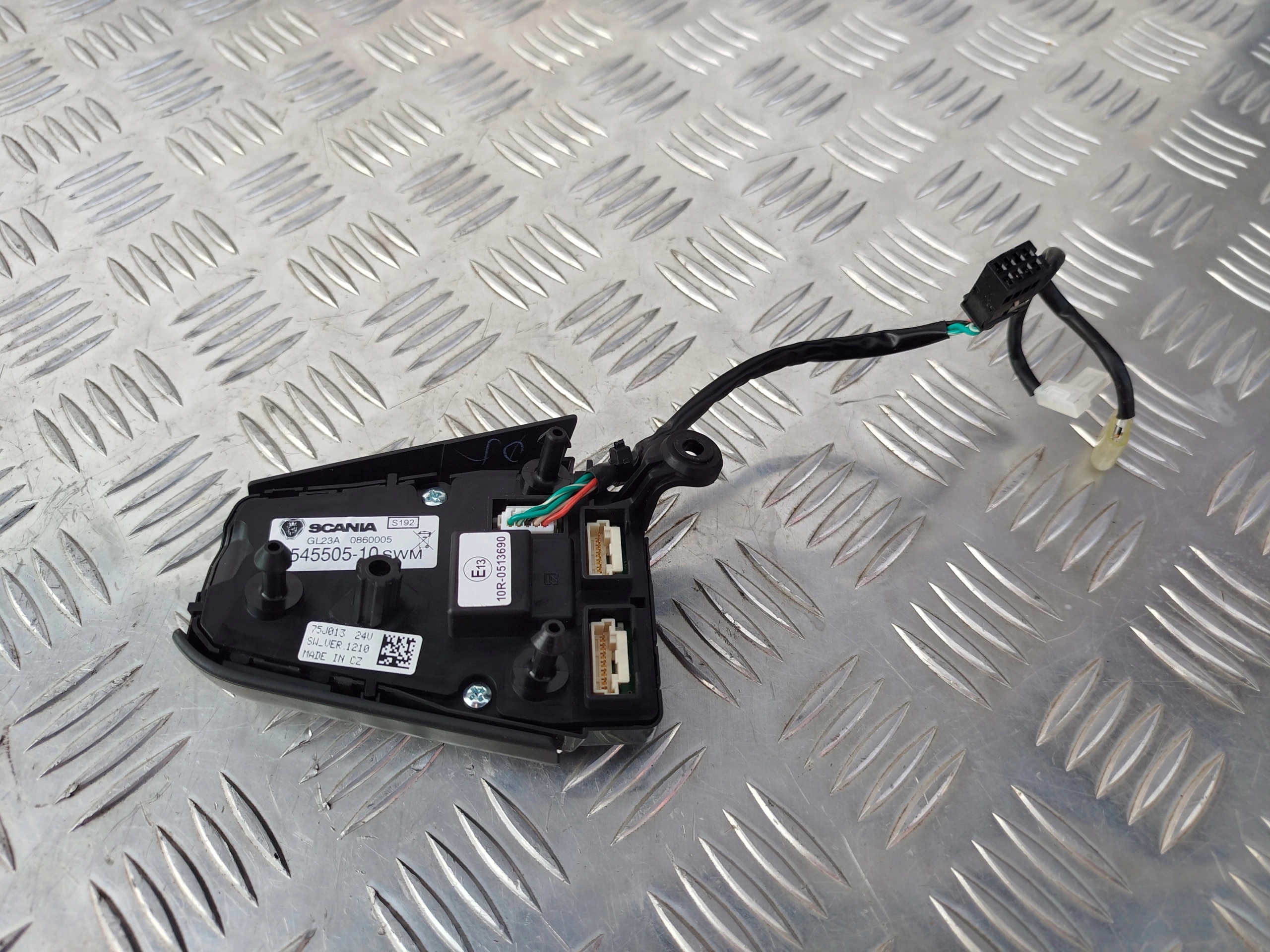 PRZYCISKI STEROWANIA W KIEROWNICY SCANIA R NTG - obrazek 4